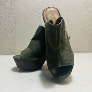 Report Green Mules with Chunky Heel and Open-Toe Design